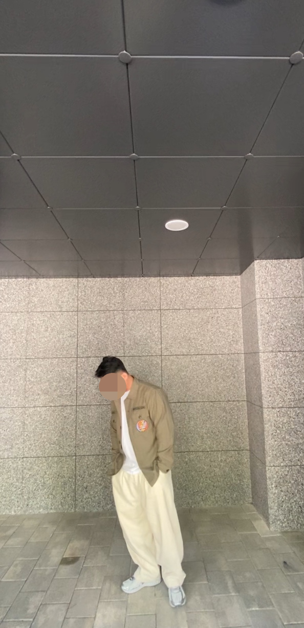 데일리룩(2024. 5. 19.)OG-107 셔츠 자켓 워크웨어자켓, 폴로 기본 반팔 티셔츠, 무신사스탠다드 무신사 데님 와이드 벌룬 팬츠 크림, 아식스 조그 100 실버