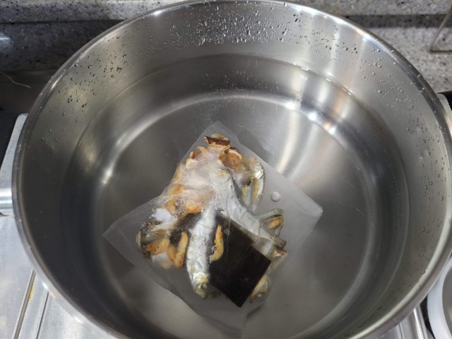 육수팩으로 냄비에서 육수를 만드는 모습