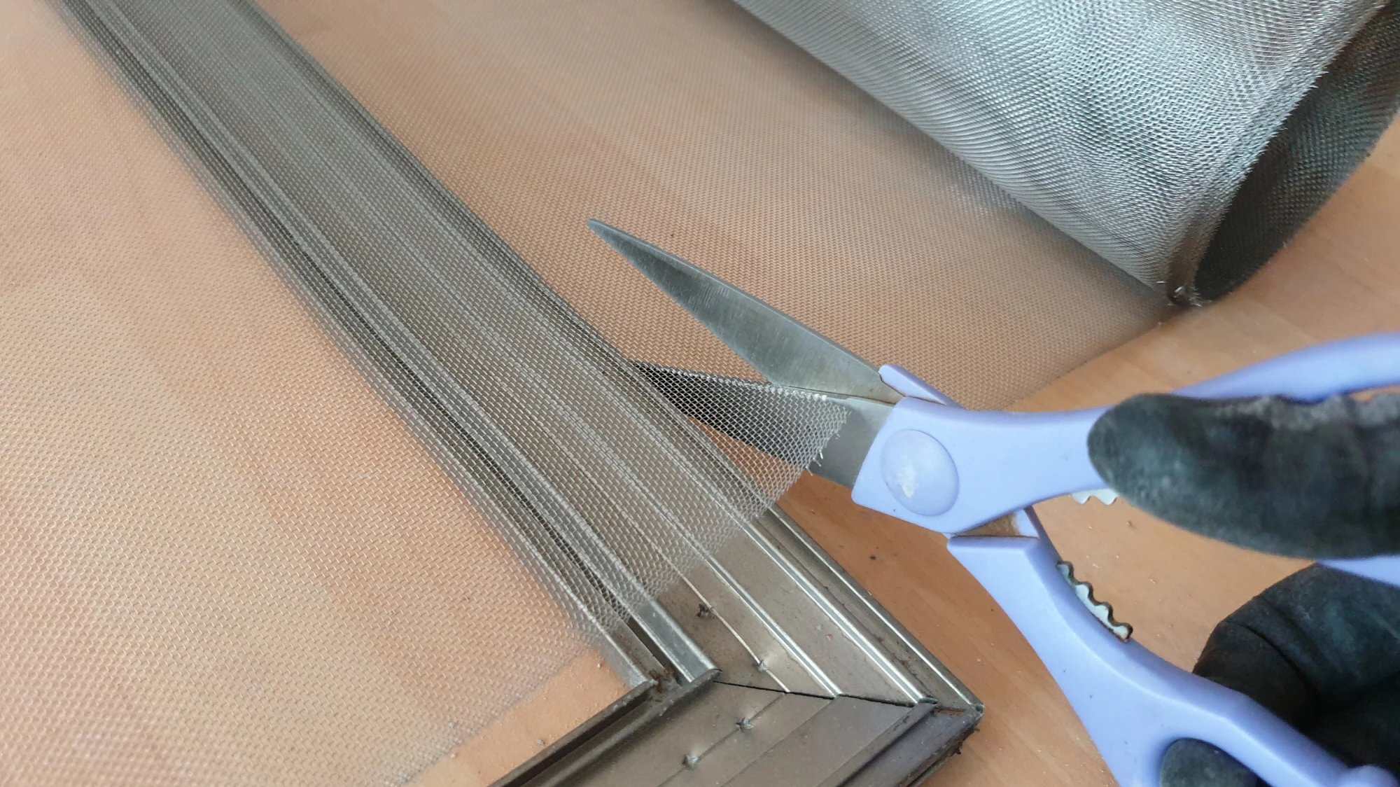 방충망 재단하는 모습