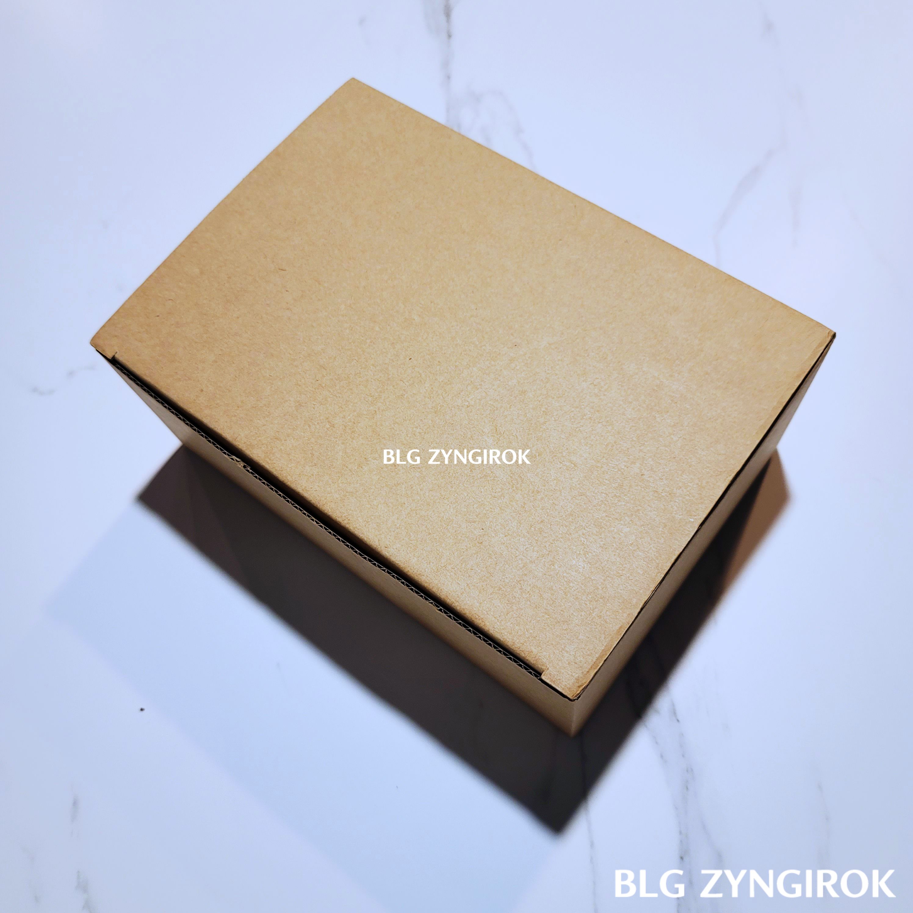 심코드-바코드-스캐너-박스가-놓여있다.