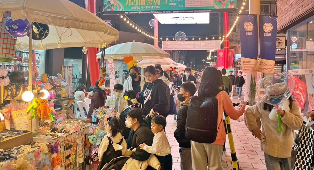 경주 '불금예찬 야시장' 재개장