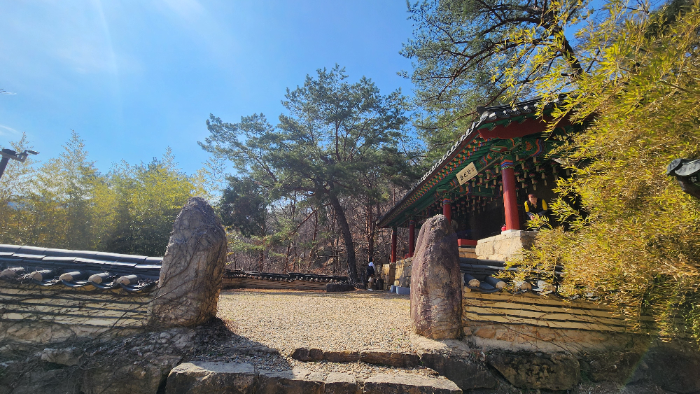 덕주사 산신각 입구