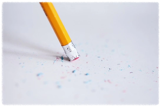 종이에-적힌-내용을-지우개가-달린-연필로-지우는-모습