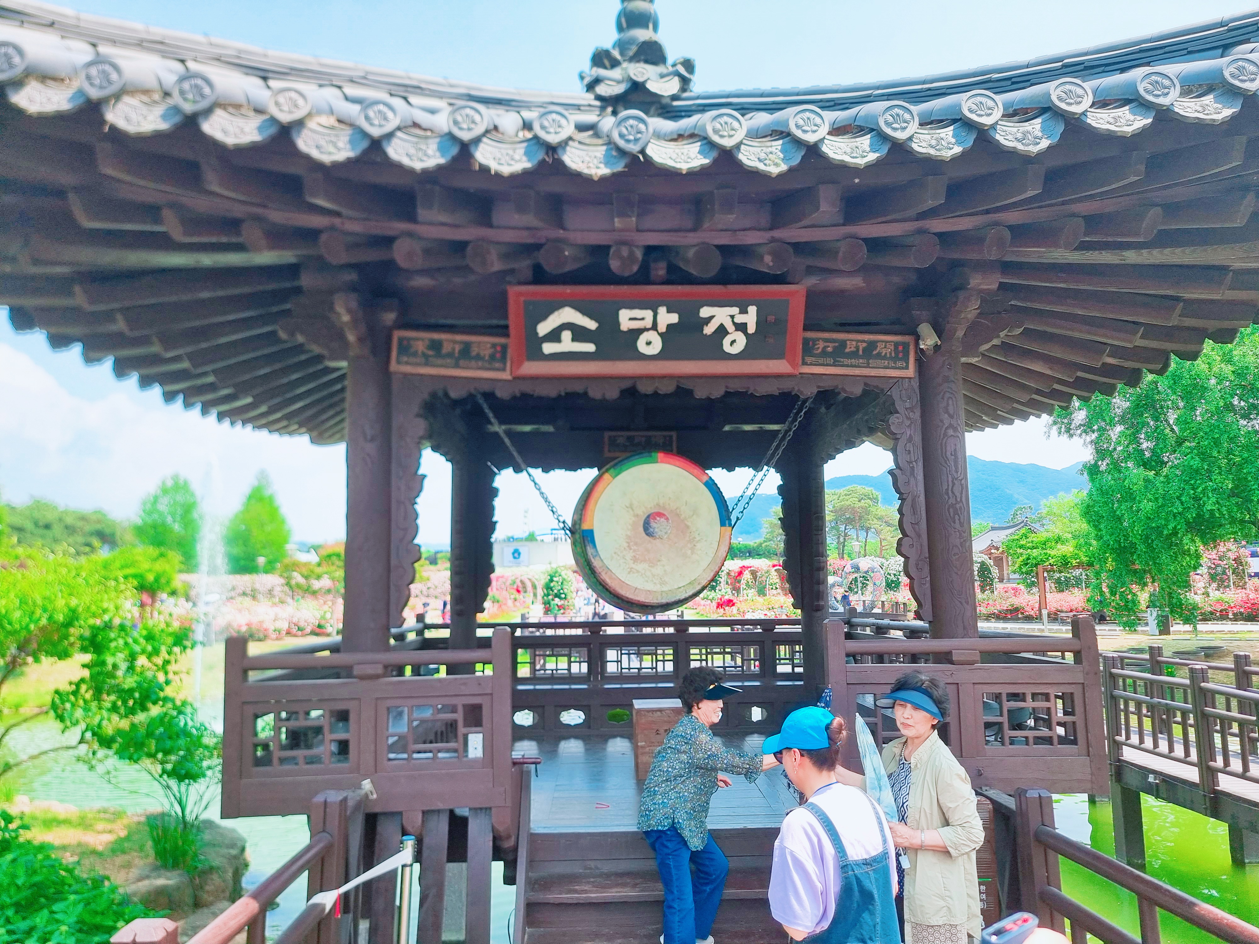 기차마을 장미공원 소망정과 북