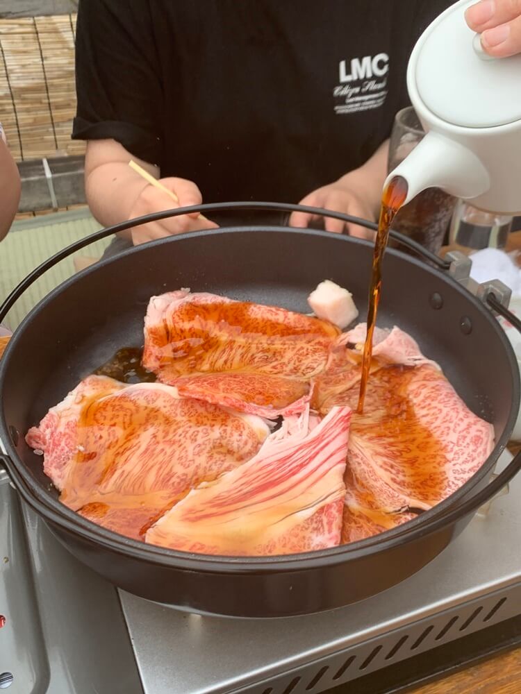 설탕뿌린 펜위에 올라간 쇠고기