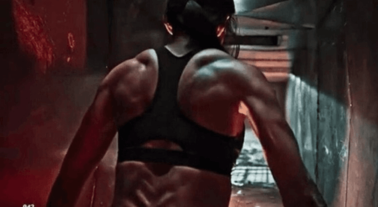 스위트홈-이시영-배우님-등-근육