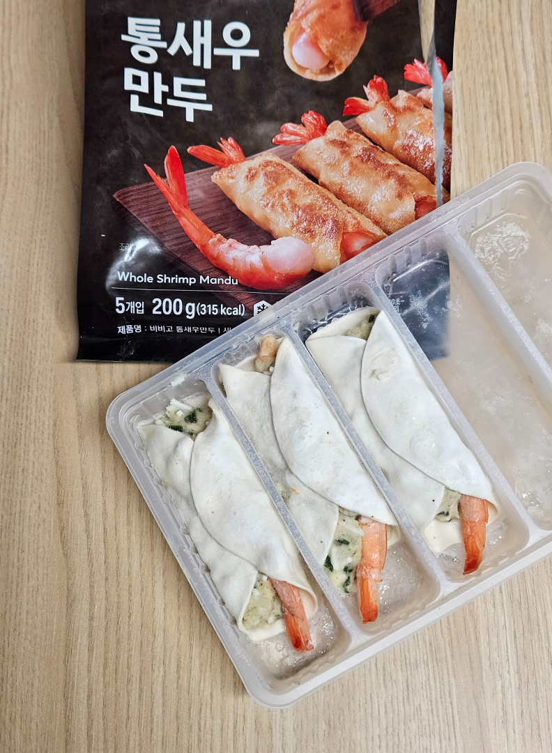 비비고 통새우 만두 개봉 후 담긴 냉동만두 모습