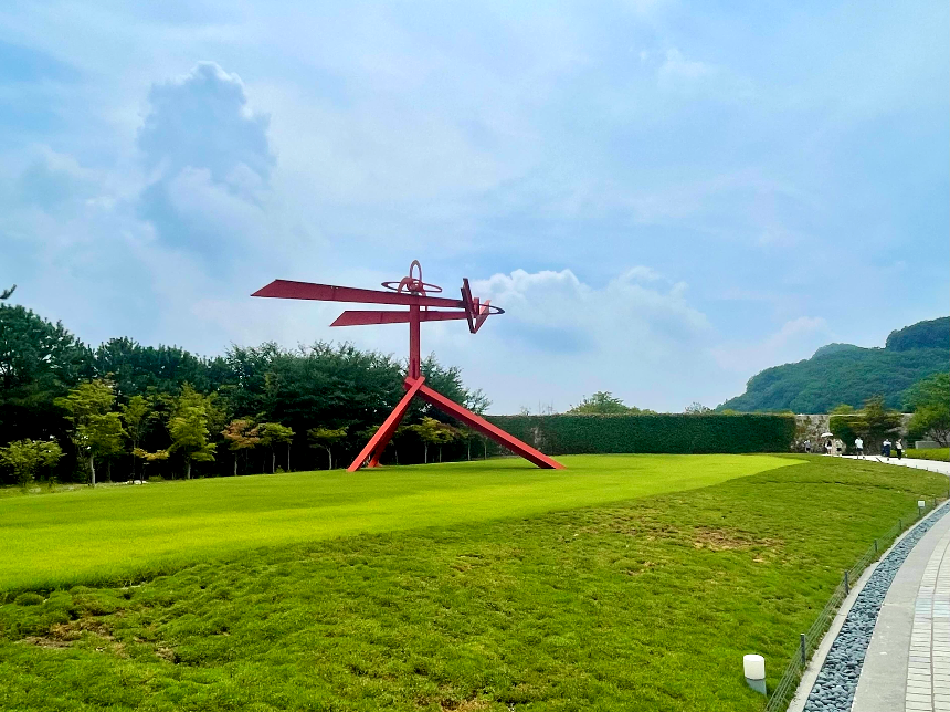 뮤지엄 산 걷는길 붉은색의 미술장식품