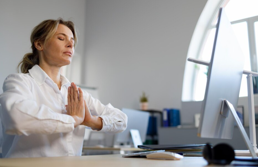 명상 중인 직장인