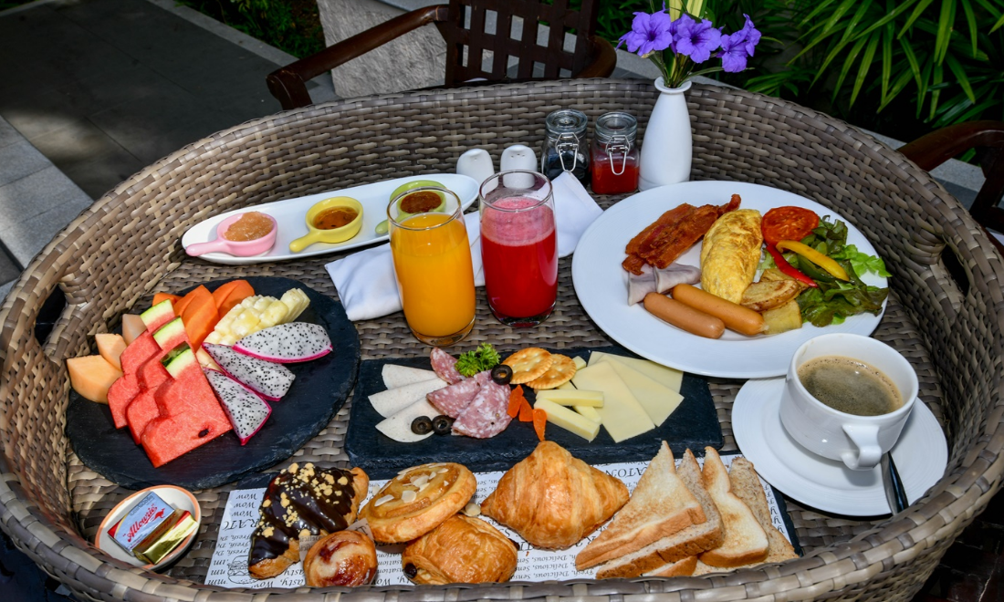 조식으로 제공되는 음식들 각종 소스와 과일 햄 과자등이 포함되어 있다.