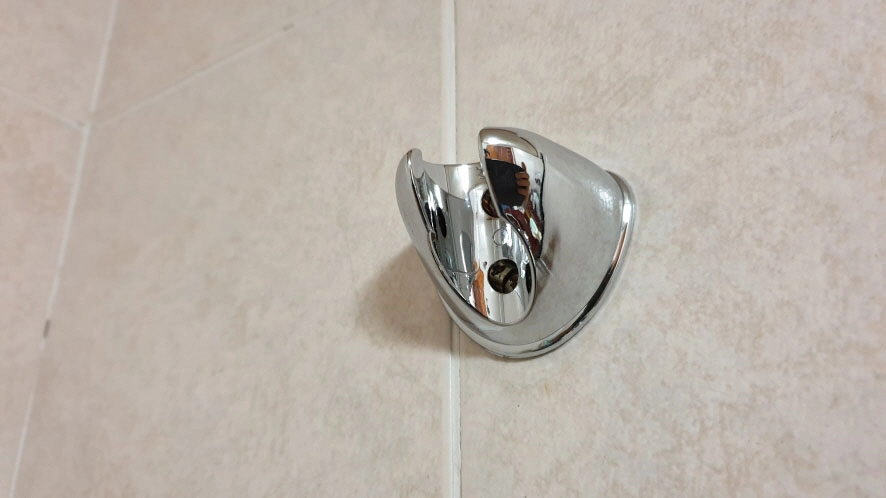 샤워헤드 거치대 설치 모습