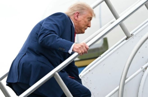 트럼프 에어포스원 계단서 휘청&hellip;&ldquo;건강 이상설&rdquo;에 정치권&middot;투표함 모두 흔들린다