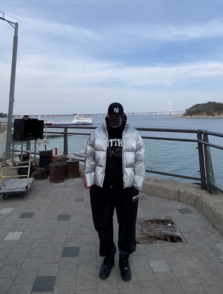 데일리룩('26. 3. 8.)엠엘비 뉴에라 MLB Q핏 볼캡, 무신사스탠다드 메탈릭실버 숏패딩 점퍼, 갓디스 오버핏 후드티, 갓디스 오버핏 트레이닝팬츠, 나이키 덩크하이 올블랙