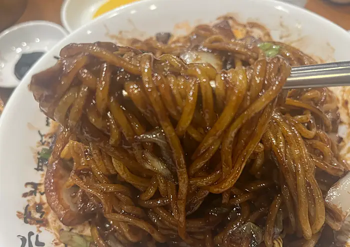 간짜장 한 젓가락 뜬 모습