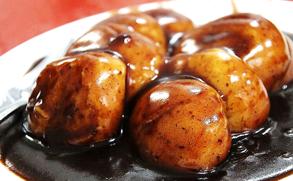 빵 위 아래로 팥물이 가득 뿌려진 진주 수복빵집의 찐빵