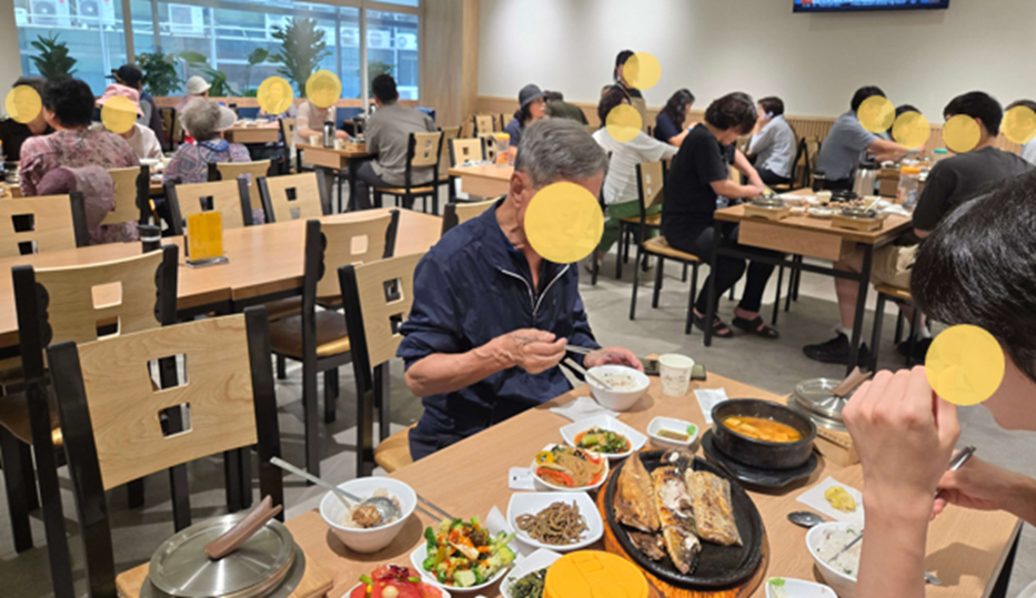 식사 하는 사람이 가득한 식당 내부 사진