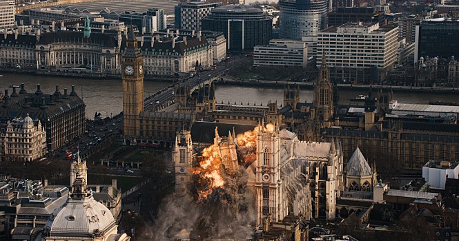 런더의 세인트풀 성당이 폭파되는 장면.