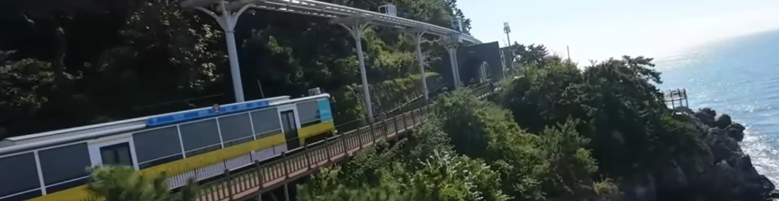 부산 해운대 바다 옆을 달리는 해변열차의 전경