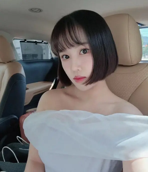 현역가왕- 자동차 의자에 앉아 어깨가 드러난 원피스를 입고 왼쪽 옆모습 셀카를 찍고있는 유민지