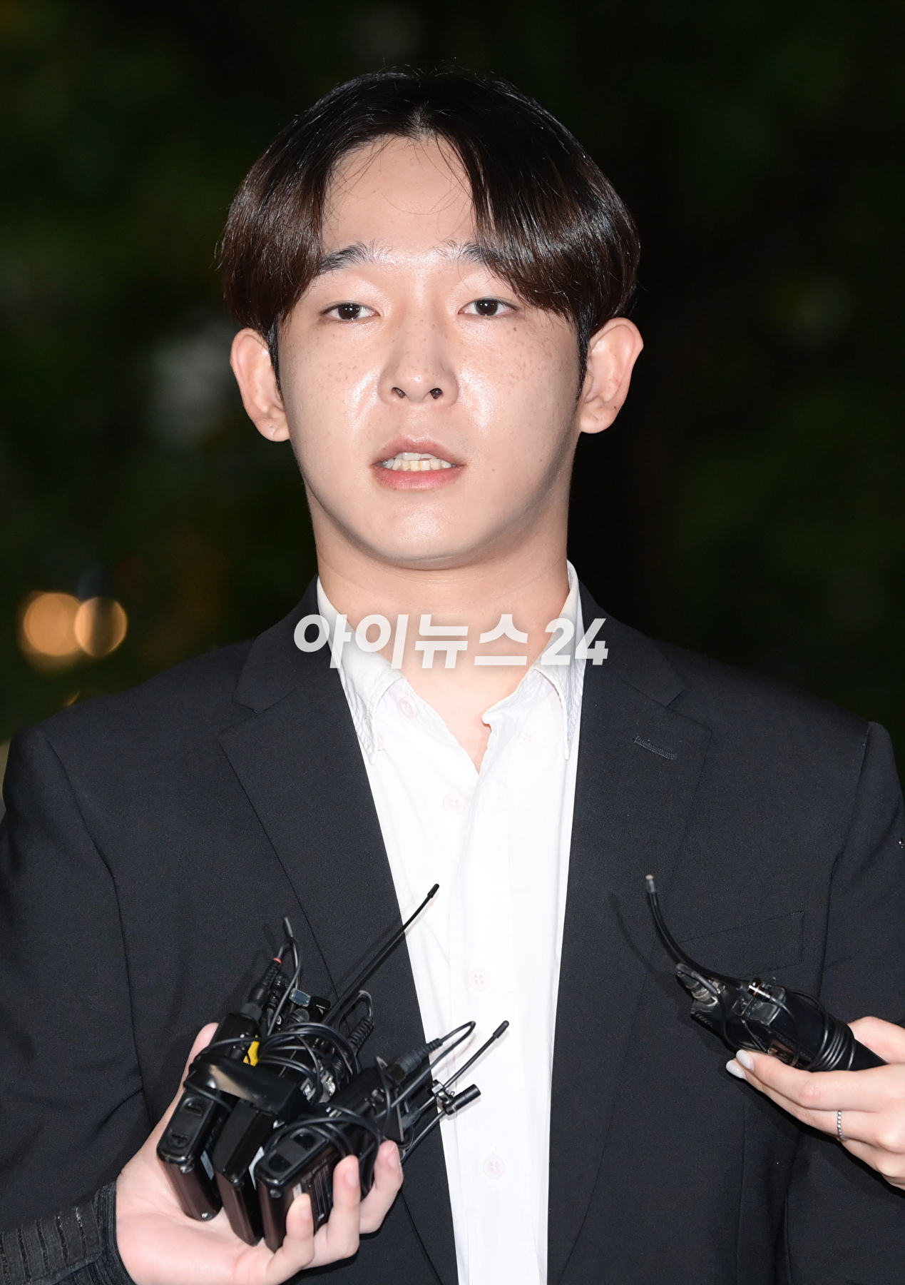 그룹 위너 출신 가수 남태현이 19일 서울서부지방법원에서 열린 마약류 관리에 관한 법률 위반 혐의 첫 공판기일에 출석하고 있다. [사진=정소희 기자]