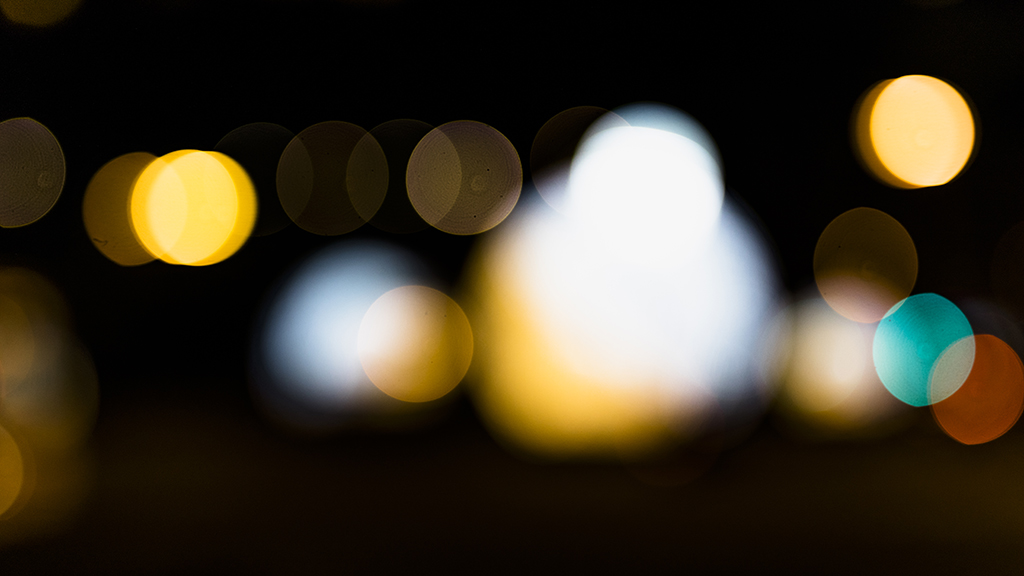 어두운 배경에서 번진 빛의 형태