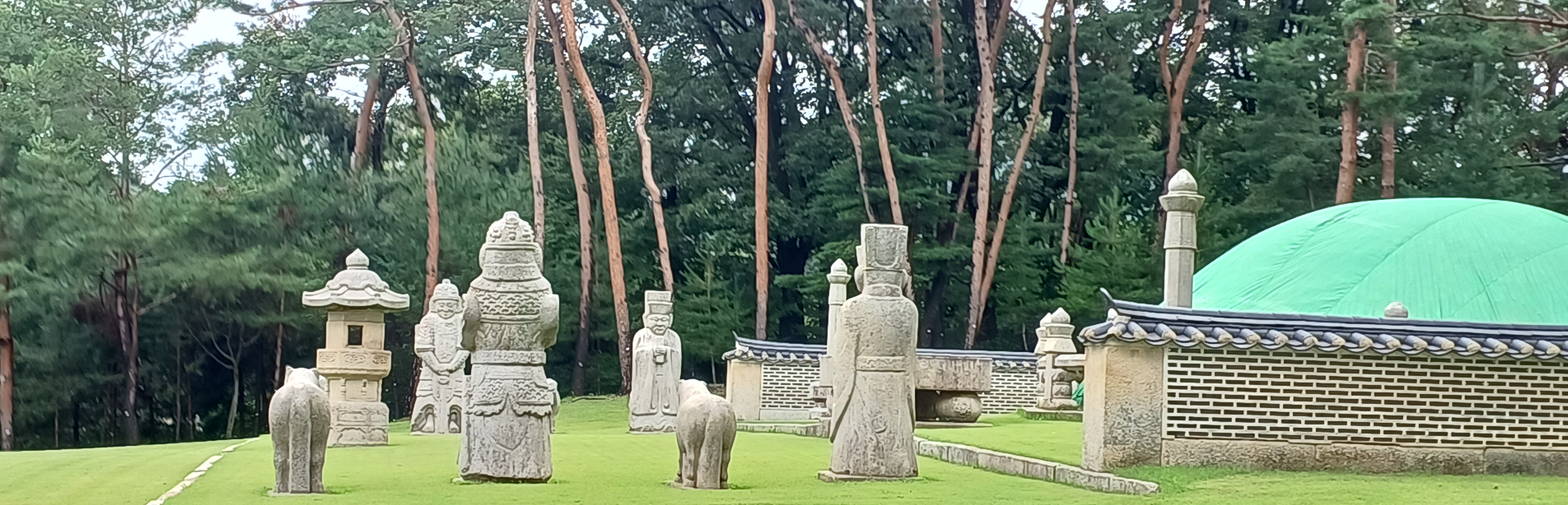 인릉- 합장릉과 각종 석물들의 모습.