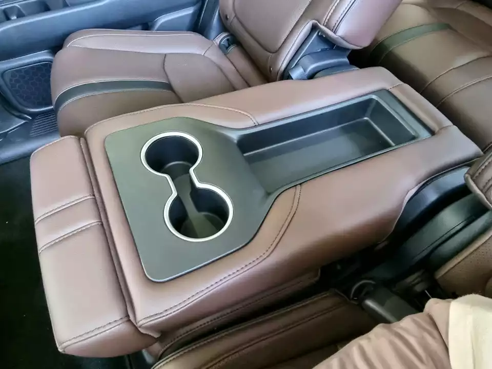 혼다 파일럿의 2열 가운데 시트는 분리가 가능한 구조로 만들어져 있습니다.