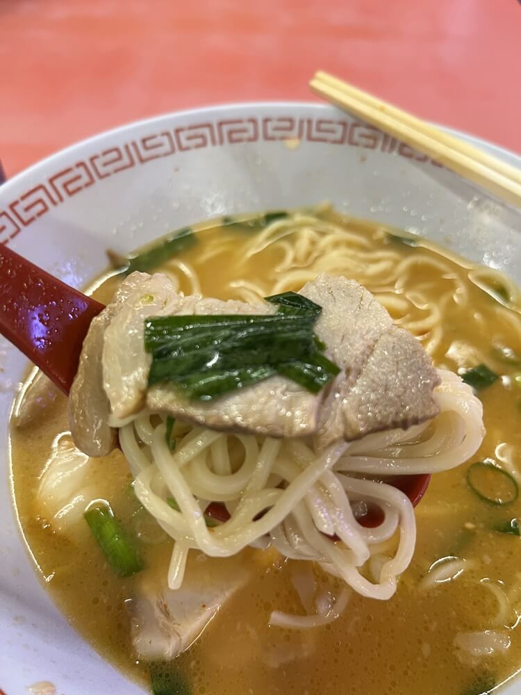 숟가락에 국물과 면