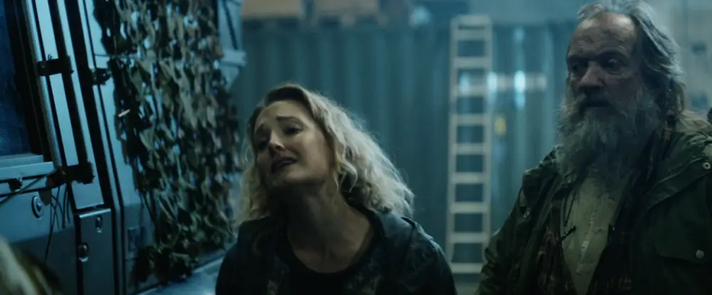 로라와 토비야스가 무언가를 요청하는 장면