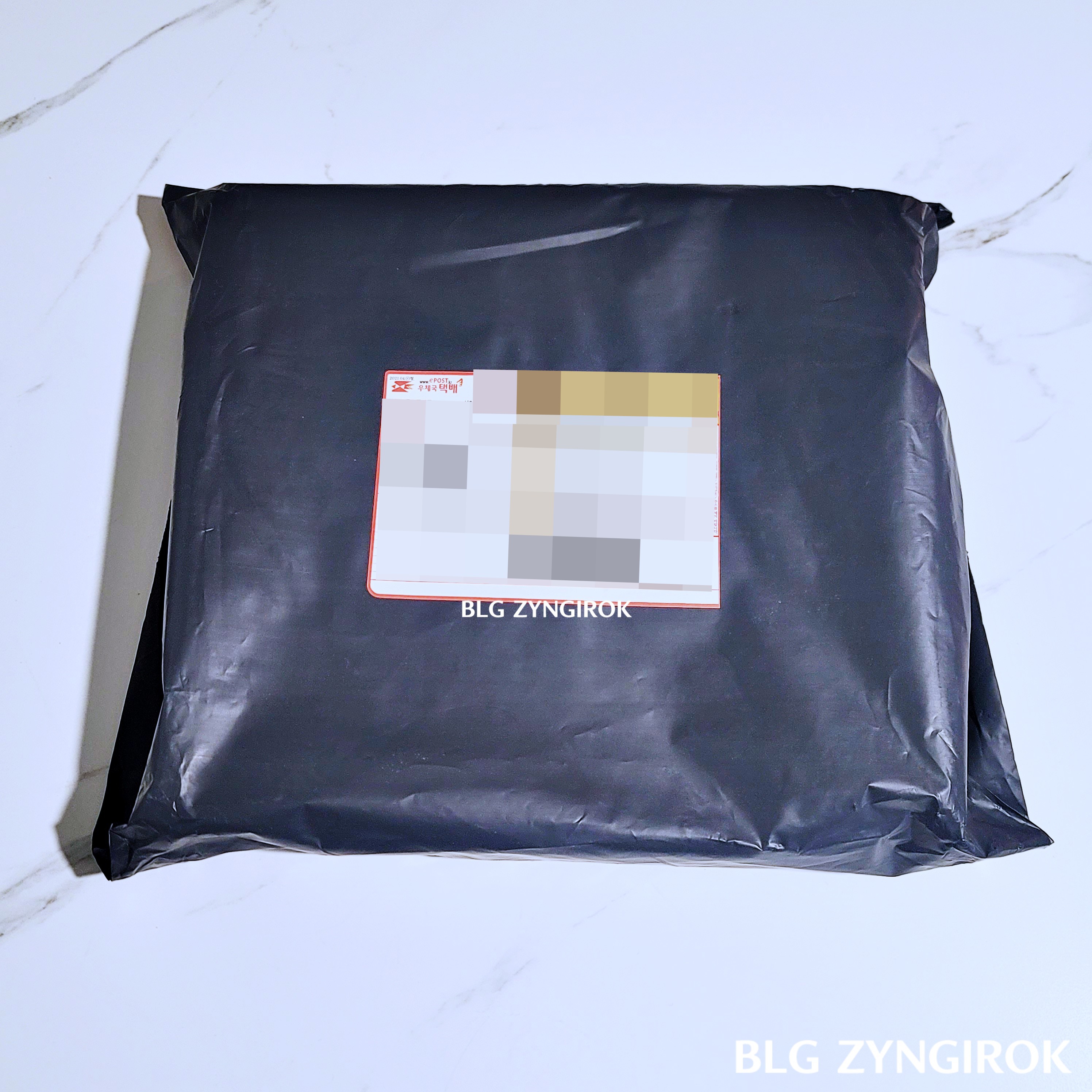 택배봉투가 테이블 위에 놓여있다.