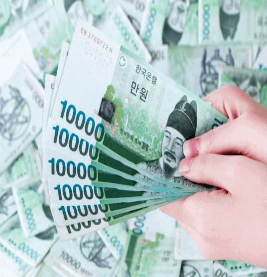 만원짜리-지폐를-들고있는-썸네일-이미지