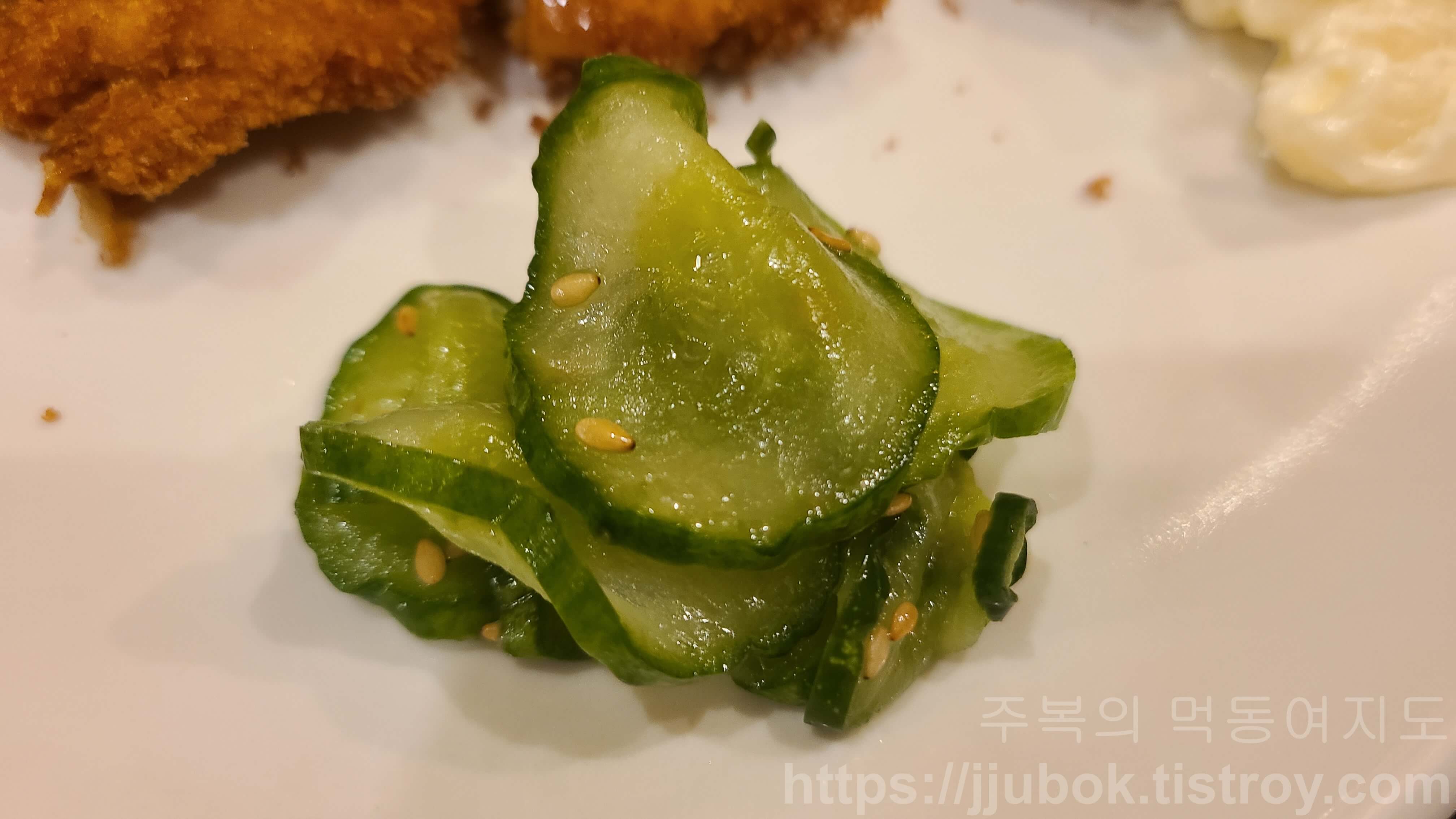 잉글랜드-돈까스-오이절임