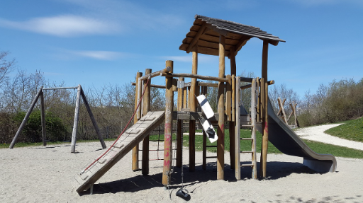 초등학교 뒤편 폐놀이터 – 남겨진 기억들