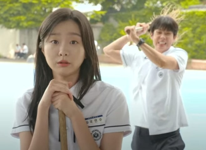 교복입은 김다미와 최우식의 모습