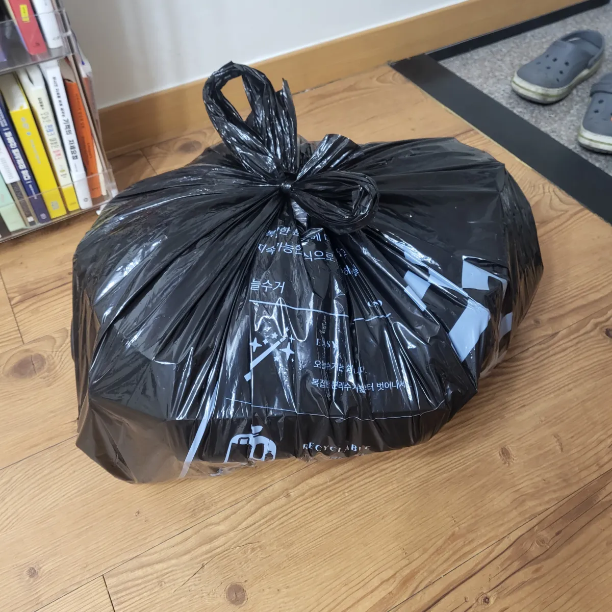 쓰레기-모아둔-비닐-사진