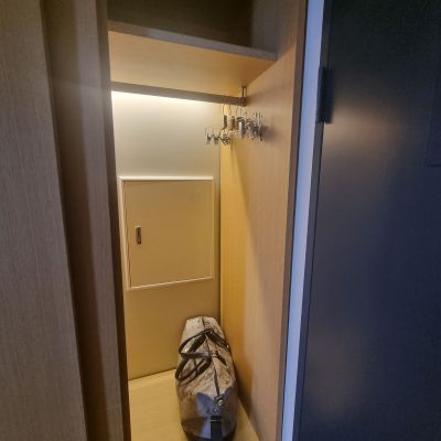 수페리어-그린-더블-룸-옷장