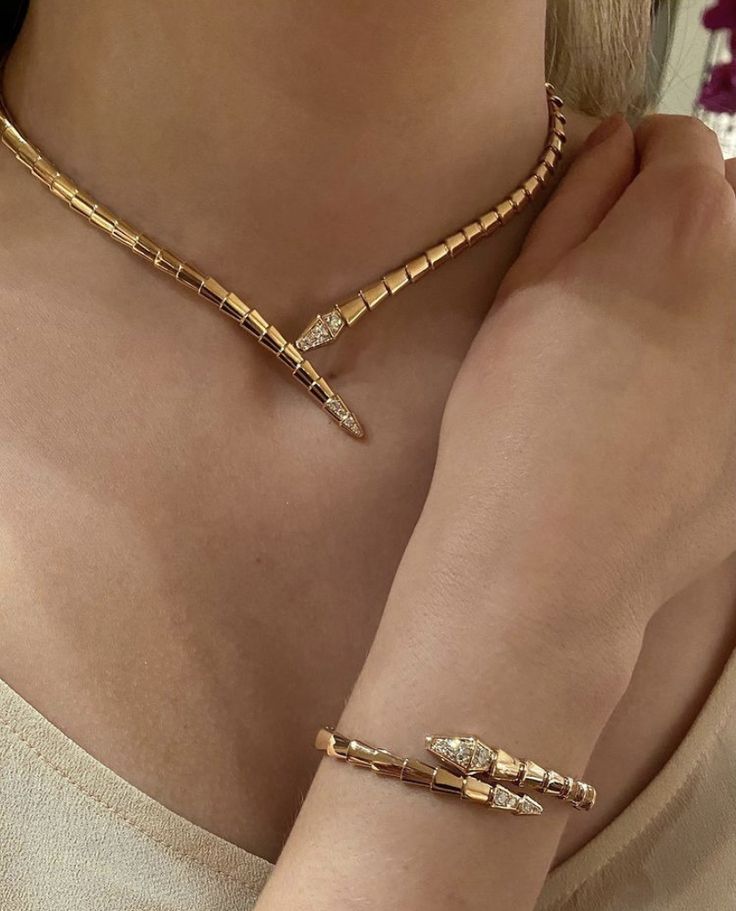 불가리 세르펜티 주얼리의 명리학적 의미와 재생의 리추얼 분석