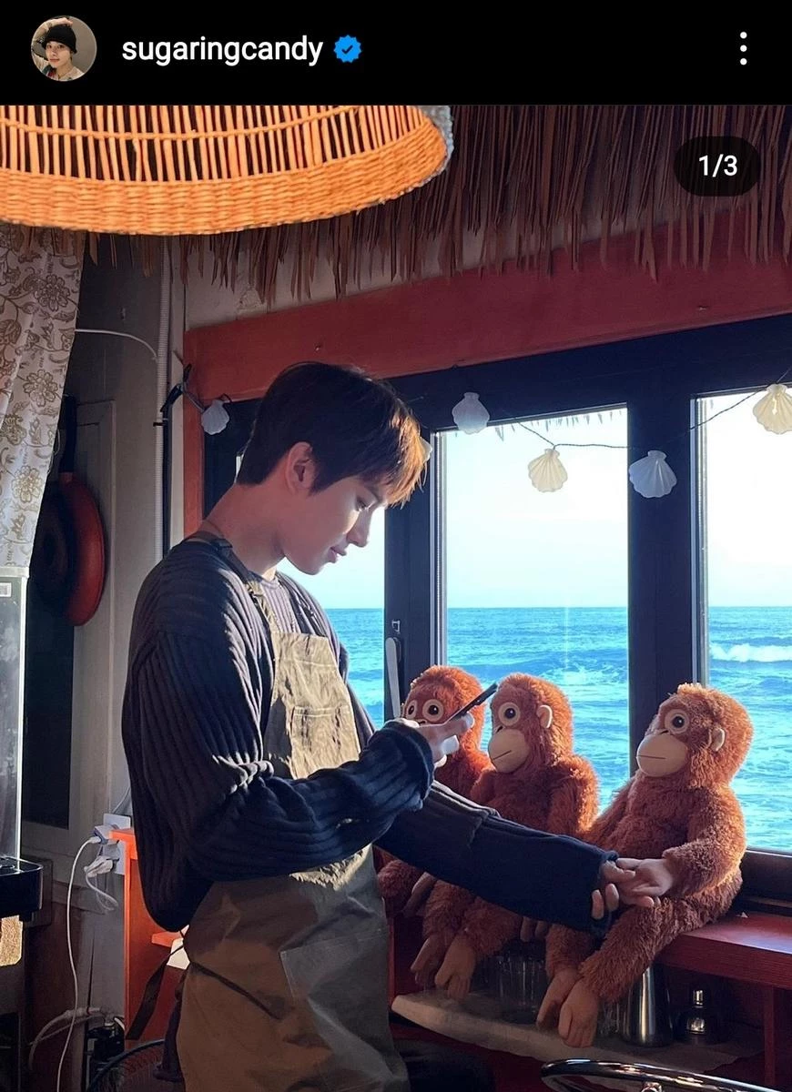 NCT 정우가 원숭이 인형 사진을 찍고 있는 모습