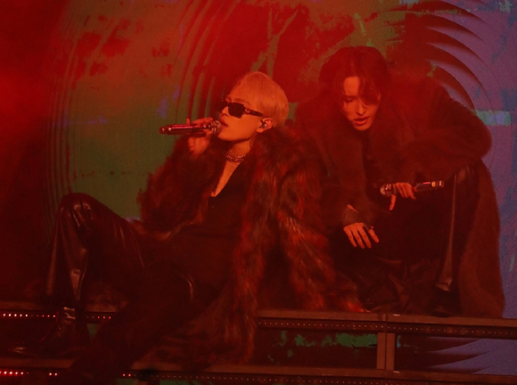 에이티즈 홍중과 성화가 28일 서울 잠실 실내체육관에서 열린 2024 월드투어 &#39;TOWARDS THE LIGHT : WILL TO POWER&#39;에서 유닛 무대를 선보이고 있다.. [사진=KQ엔터테인먼트]