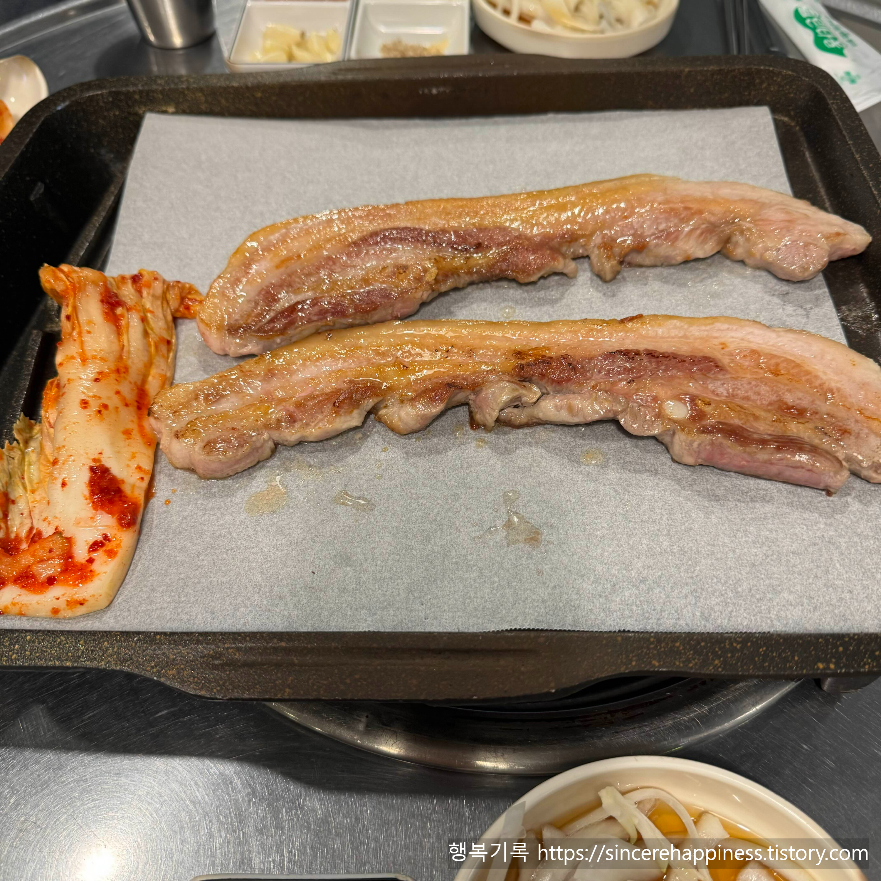 종이 호일 위에서 구워지는 돈꼬레 두툼한 생삼겹살과 묵은지