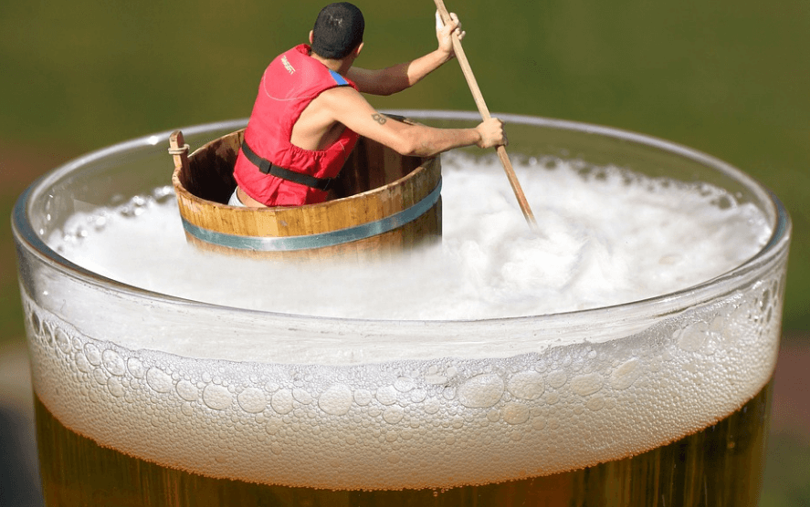 간수치가 올라가는 이유가 되는 알코올 위를 떠다니는 남자