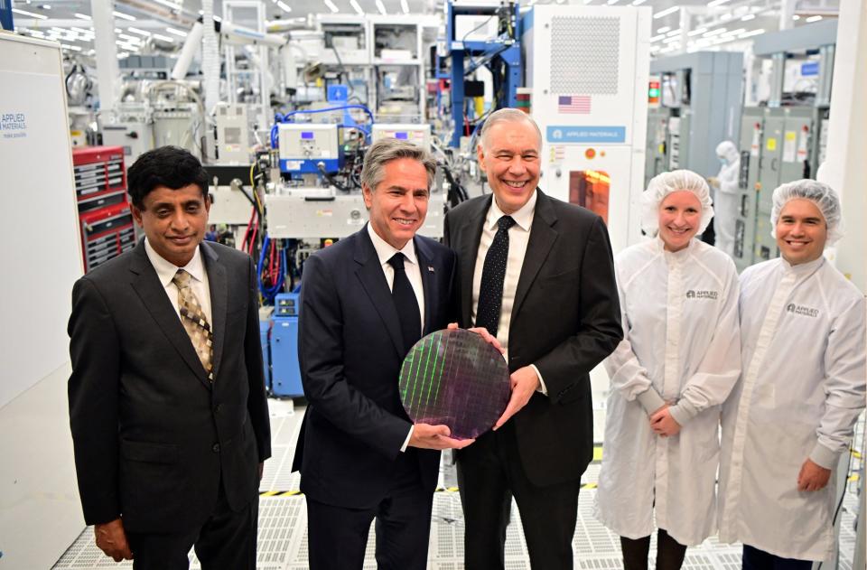 2022년 10월 17일 캘리포니아 주 산타클라라의 Applied Materials 연구소에서 앤서니 블링큰 국무장관(왼쪽 두 번째)과 게리 디커슨 Applied Materials CEO(왼쪽 세 번째)가 반도체 제품 그룹 프라브 라자(왼쪽 첫 번째)와 함께 일하고 있다.