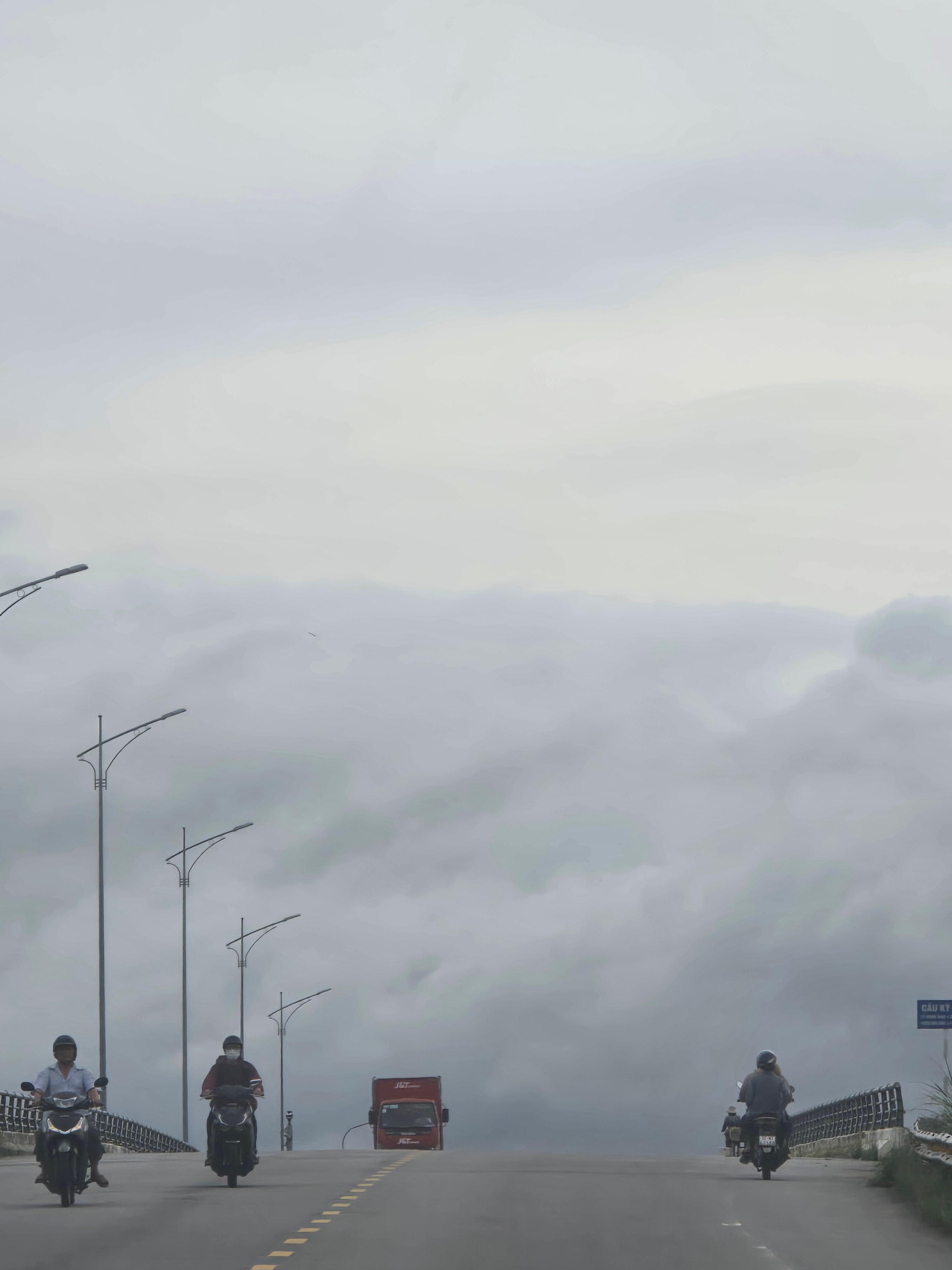 흐린 하늘 아래 도로를 달리는 사람들 &ndash; 다낭의 회복을 향한 길