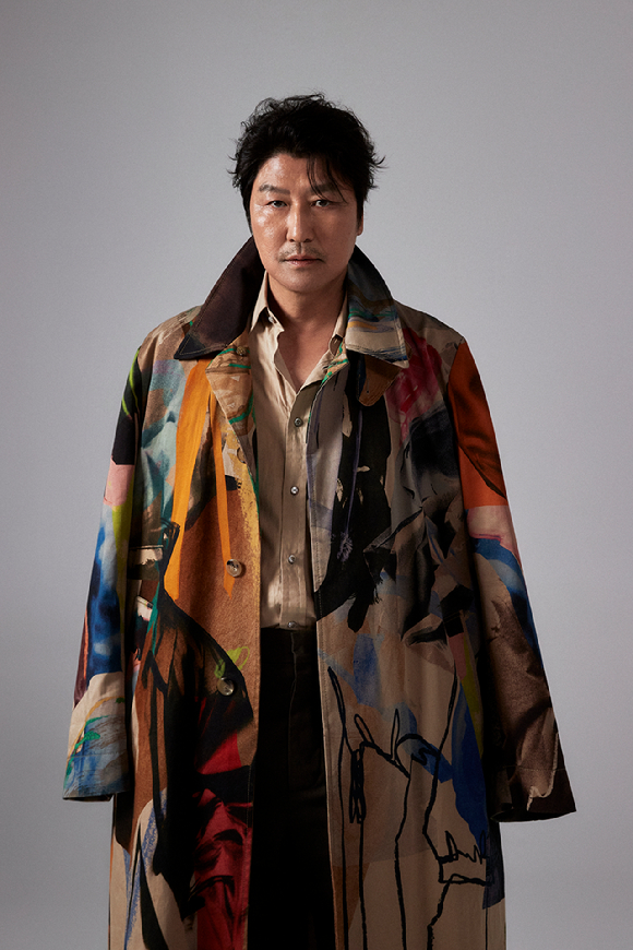 '삼식이삼촌' 송강호가 인터뷰에 앞서 사진촬영을 하고 있다. [사진=월트디즈니 컴퍼니 코리아]