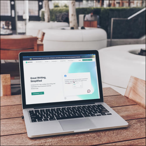 Grammary 웹 사이트가 열려있는 노트북