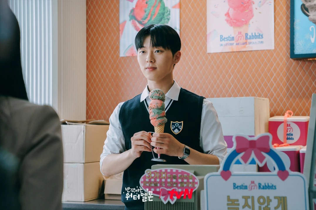 아이스크림을-들고-있는-남자-반짝이는-워터멜론