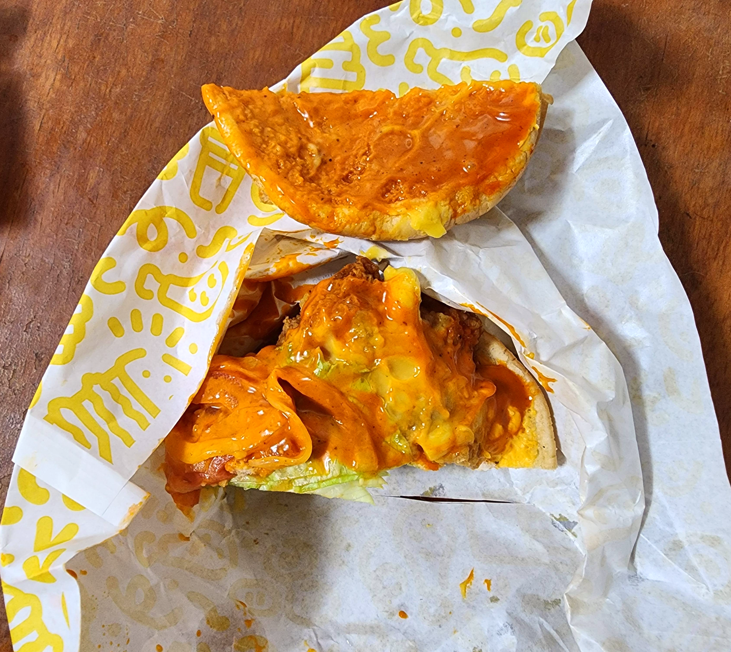 맘스터치_골든맥앤치즈치킨버거