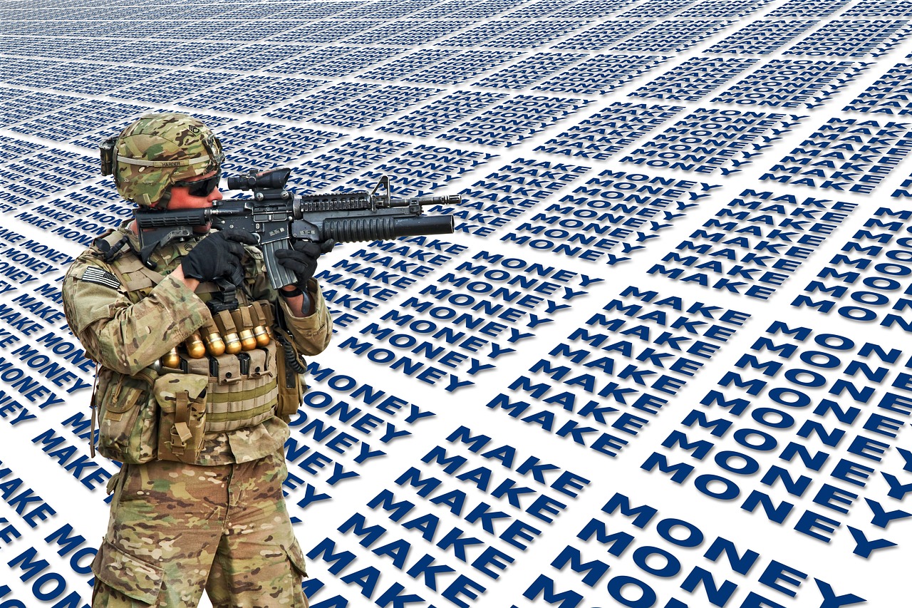 군인이 총을 겨누고있는 이미지