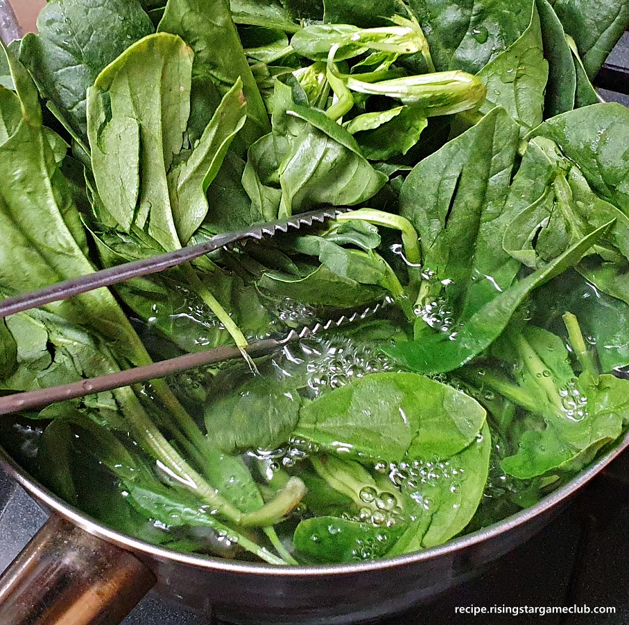 시금치나물 무침을 하기 위해서 시금치를 끓는 물에 넣는 사진