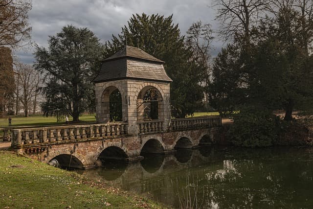 조경학 기반 상업공간 조경 설계와 체류 유도 전략